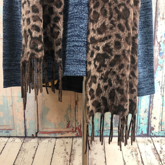 ➝ 2/$12 - Suzanne Bettley Scarf - Picture 5 of 6